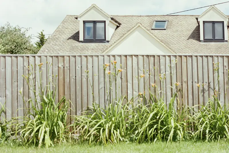 Closeboard fence in front of a bungalow